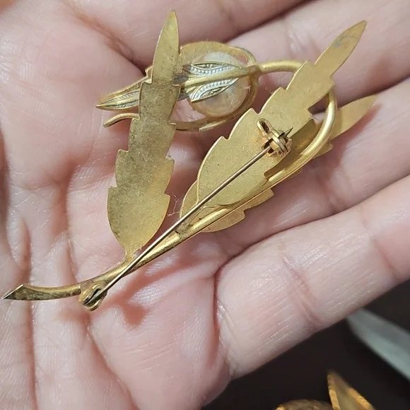 Vintage Damascene Faux Pearl Pin Brooch - Picture 2 of 2